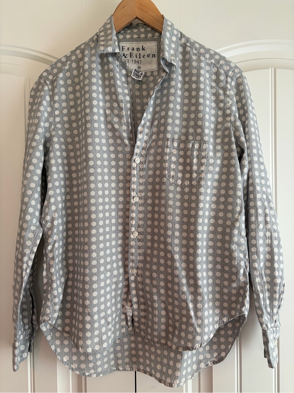 Frank & Eileen Eileen Gray and White Polka Dot Button Down Shirt Women's Sz XS
